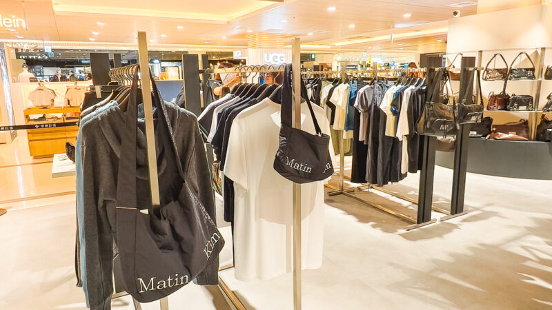 ▲「月弧造型流浪包」與韓國同步上架，讓南部顧客零時差入手最新潮流。（圖/記者張忠義攝）