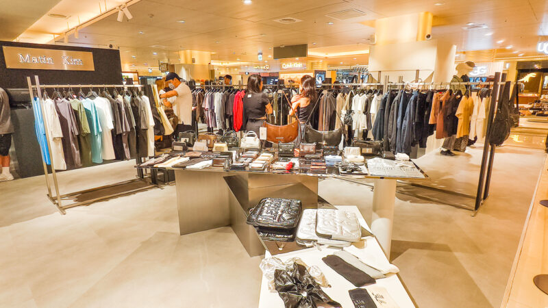 ▲寬敞的店舖動線，讓消費者能自在探索完整系列，沉浸於品牌打造的韓系潮流空間。（圖/記者張忠義攝）