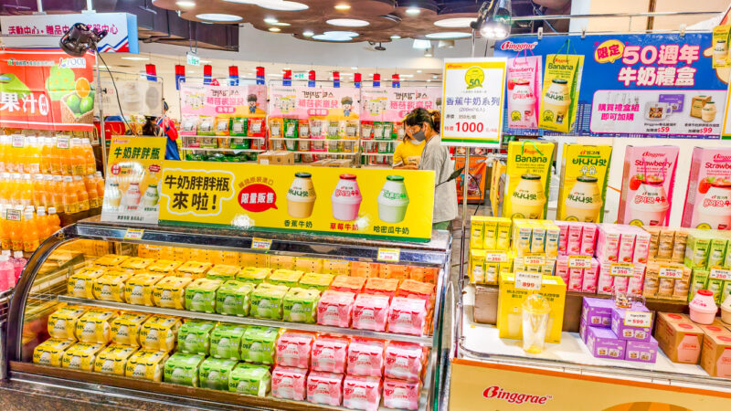 ▲在韓國每秒賣出11瓶、年銷量更高達近三億瓶的國民牛奶—Binggrae香蕉牛奶胖胖瓶系列。（圖/記者張忠義攝）