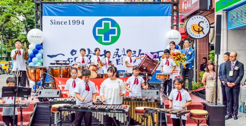 ▲一品堂中醫高雄六合分院今天開幕,安排七賢國小學生打鼓隊的表演,純真震撼的鼓聲感染全場,象徵教育與公益,在愛心澆灌下茁壯。(圖/記者張忠義攝)