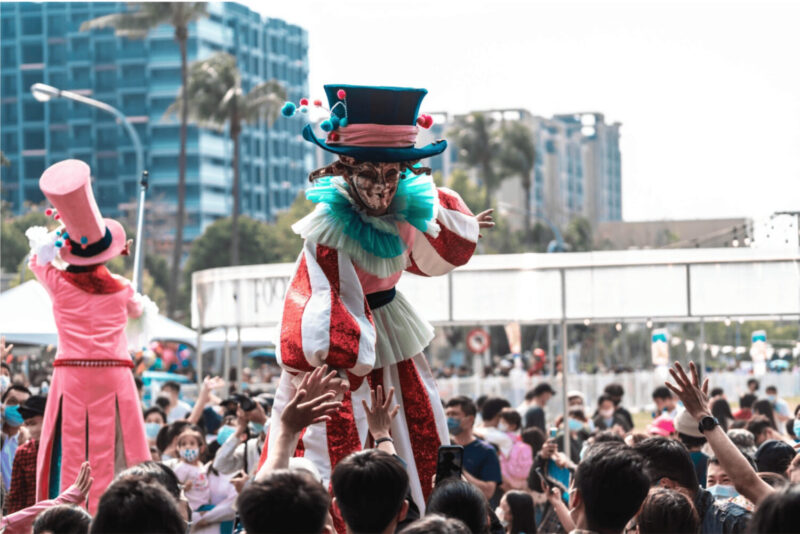 ▲「2025 FOCASA馬戲藝術節」將於10月3日至6日以及10月10日至12日登場，承億酒店25樓閱讀廣場大廳擁有俯瞰馬戲團活動場域的獨家視角，能一次欣賞所有馬戲團帳蓬。（圖/FOCASA馬戲團提供）