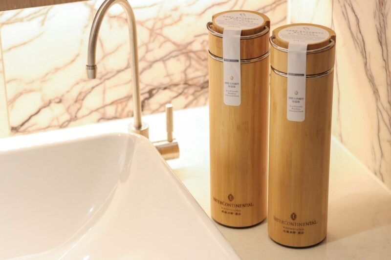 ▲高雄洲際酒店自2025年起因應減塑政策,全館客房取消瓶裝水提供,改設獨立濾水系統,每年減少超過 36 萬瓶一次性塑膠瓶的使用,也在房內貼心獻上「天然楠竹環保瓶」供賓客選購。(圖/高雄洲際酒店提供)