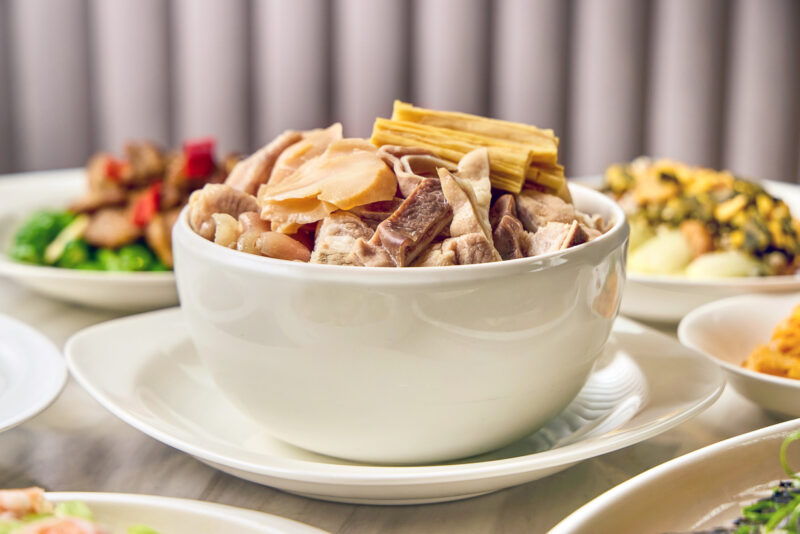 ▲「胡椒螺頭燉豬肚」以螺頭與豬肚搭配多種食材長時間燉煮，湯頭乳白濃厚，膠質豐盈；現磨胡椒粒帶來辛香卻不嗆辣的尾韻，體現粵菜湯品的精髓。（圖/高雄萬豪酒店提供）
