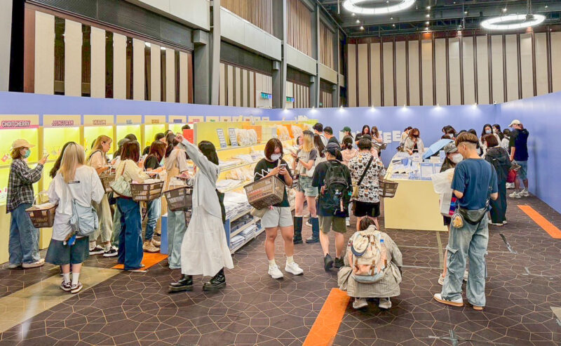 ▲SEVENTEEN_官方角色快閃店《MINITEEN_HOUSE_PARTY》粉絲排隊瘋搶週邊。(圖/新光三越高雄左營店提供)