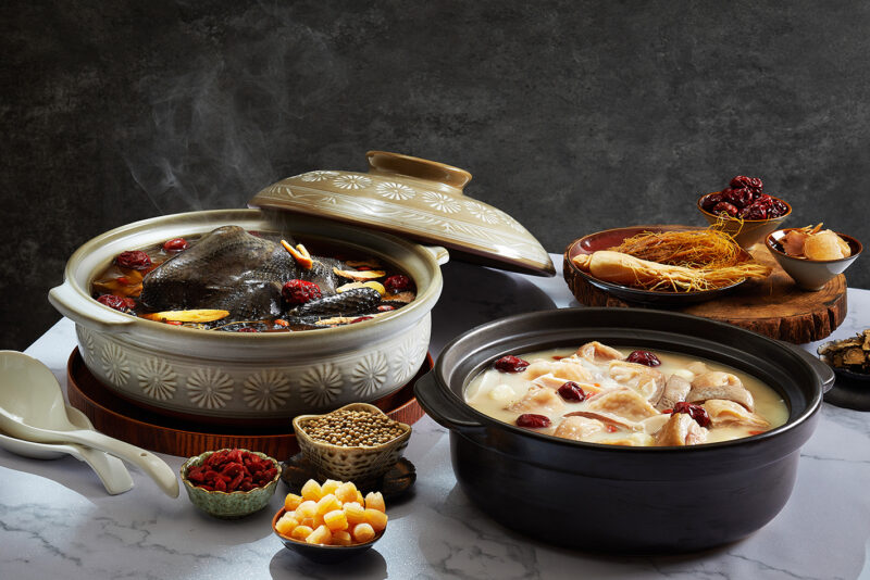 ▲尾牙春酒每桌8,800元起，優先使用國產雞肉，推出兩道全新菜色「雙蔘烏骨雞湯」、「胡椒豬肚雞湯」。（圖/高雄福容大飯店提供）