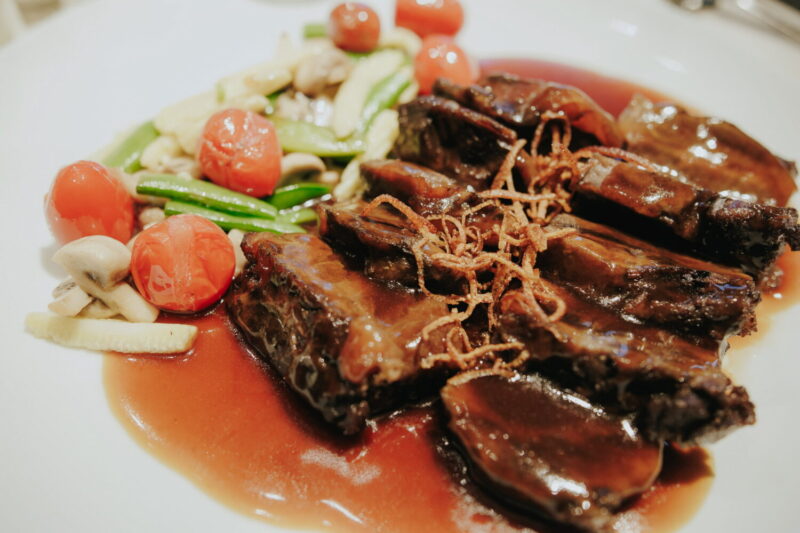 ▲高雄洲際酒店「永恆戀曲．際遇」婚宴專案每桌NT$26,999元「尊榮饗宴」菜單精選佳餚：陳皮缽酒慢燉和牛臉頰。（圖/高雄洲際酒店提供）