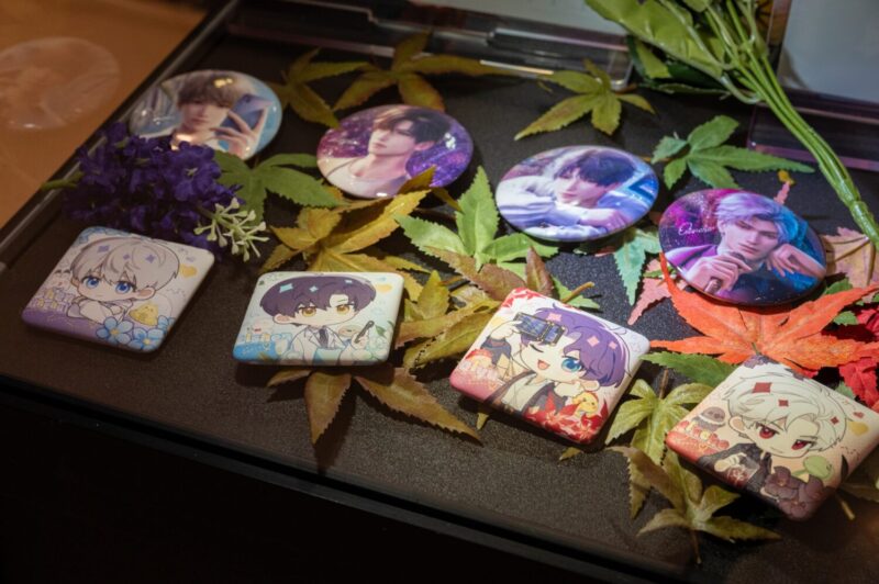 ▲戀與深空「臨空Q報徽章」，售價100元。（圖/高雄夢時代提供）