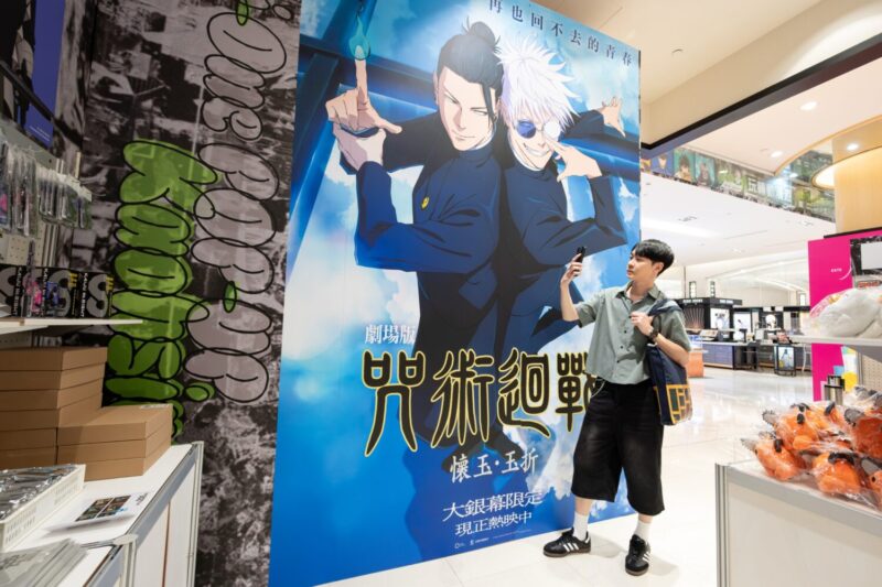 ▲活動現場設有大型主視覺牆，為粉絲帶來沉浸式的體驗。（圖/統一時代百貨高雄店提供）