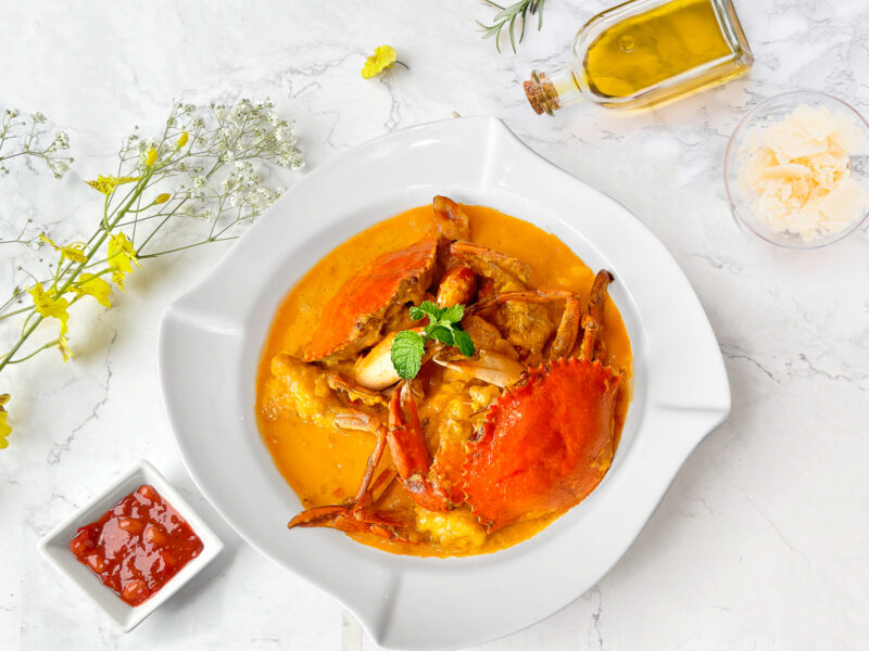 ▲秋蟹正肥美，高雄翰品酒店主打半價紅蟳、超值沙公料理。圖為蟹黃芙蓉燴紅蟳。（圖/高雄翰品酒店提供）