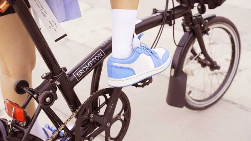 ▲即日起，THE AMNIS然一酒店與英國經典摺疊單車品牌Brompton聯手推出布入騎遇住房專案。（圖/THE AMNIS然一酒店提供）