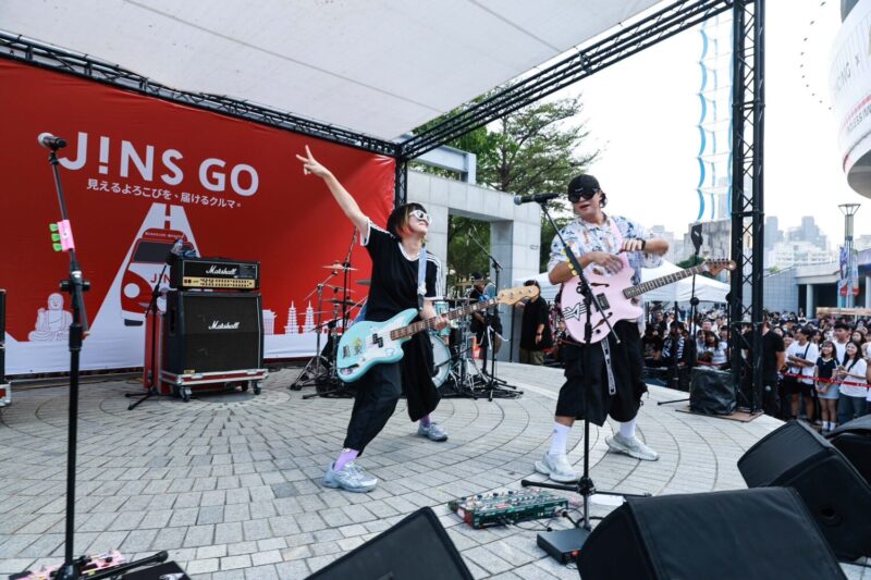 ▲怕胖團連發金曲,現場即興創作,獻愛JINS,現場粉絲尖叫連連,熱情不散。(圖/漢神巨蛋提供)