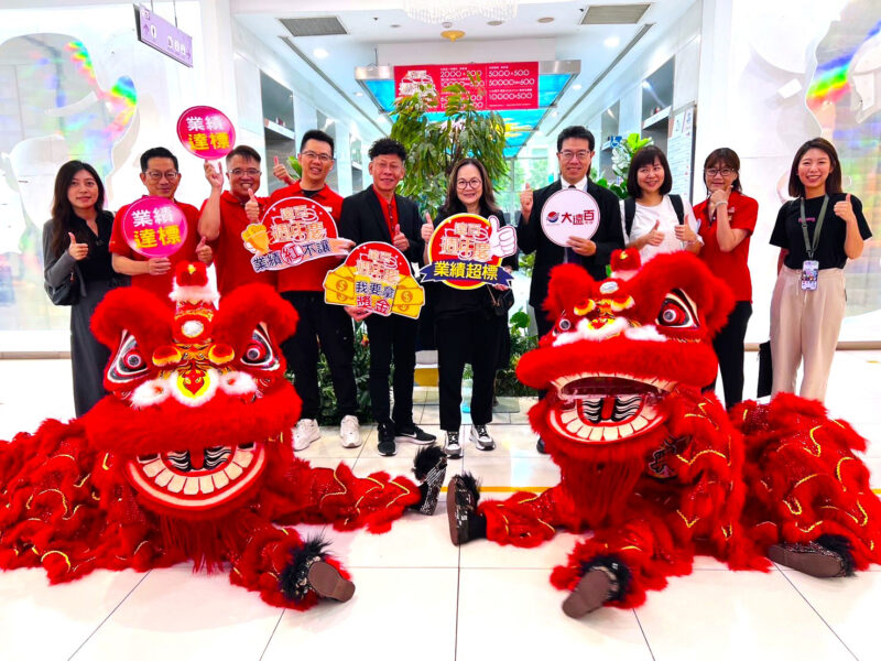 ▲高雄大遠百週年慶今天登場，在熱鬧鼓聲、喜氣洋洋的祥獅獻瑞表演中，將高雄百貨買氣推向最高峰。（圖/高雄大遠百提供）
