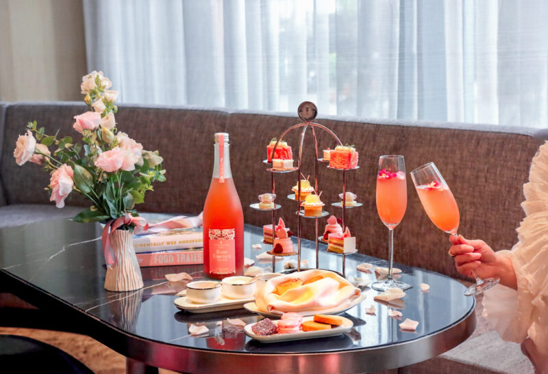 ▲高雄洲際酒店響應粉紅十月，推出 BL.T33「Pink Moments 粉紅時光」雙人午茶公益專案。（圖/高雄洲際酒店提供）