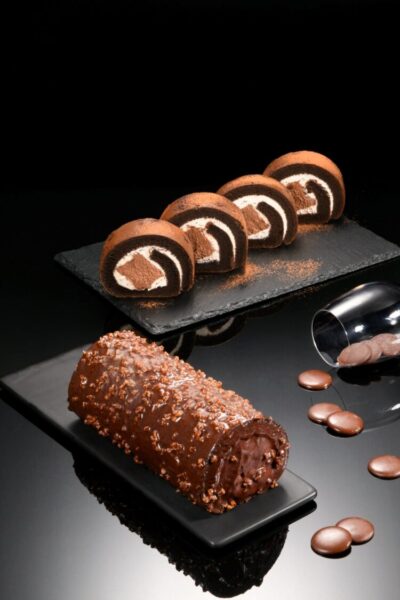 ▲手工披覆製作的金奢姿態，亞尼克「厄瓜多爾脆皮黑巧克力生乳捲」，售價699元。（圖/亞尼克提供）