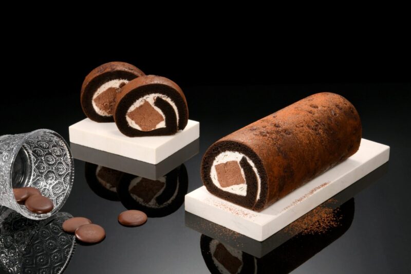 ▲亞尼克「厄瓜多爾黑巧克力生乳捲」特黑蛋糕表皮嵌入珍貴的厄瓜多爾黑巧克力碎片，搭配北海道奶霜與厄瓜多爾黑巧克力慕斯，溫潤中帶有醇厚，售價585元。（圖/亞尼克提供）
