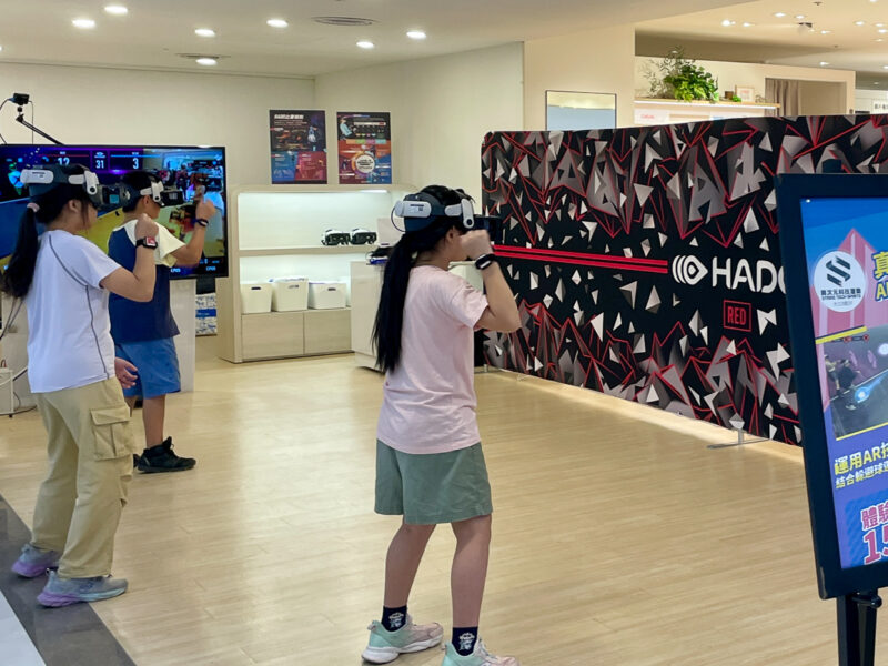 ▲限時挑戰鬪次元科技-AR電子躲避球於大立B館5F JINS眼鏡櫃位旁。(圖/高雄大立百貨提供)