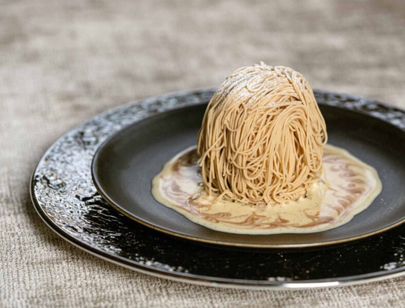 ▲Ukai-tei鐵板燒推出以時令栗子精心製作的甜點「絲綢栗子蒙布朗」，細膩綿密的口感與溫潤。（圖/Ukai-tei Kaohsiung提供）