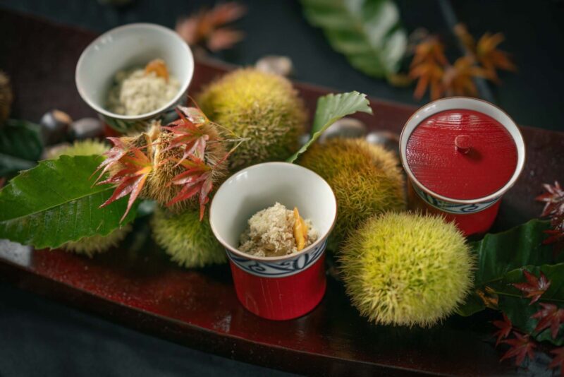 ▲Ukai Kaiseki懷石以「阿里山蒸」揭開序幕，嚴選阿里山板栗與嘉義在地金緗雞製成。（圖/Ukai-tei Kaohsiung提供）