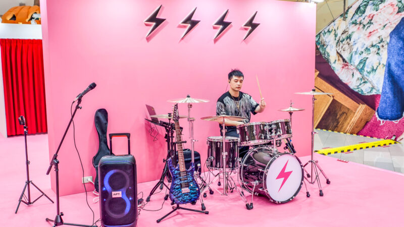 ▲快閃店擺放的爵士鼓讓人夢回〈APT.〉MV。(圖/記者張忠義攝)