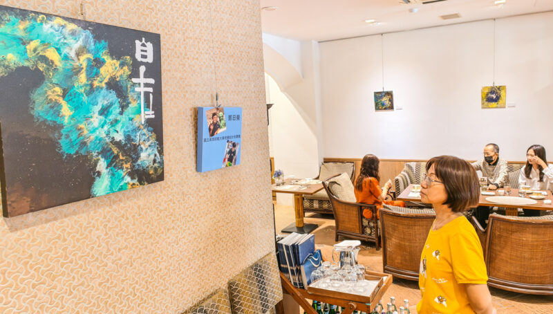 ▲在觀畫的同時,彷彿看雲,而雲朵本身沒有固定的形狀,每個人看見的景象都不同,每個解讀都是當下心境的映照。(圖/記者張忠義攝)