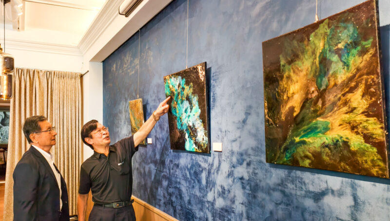 ▲郭日榮用開闊的心畫出喜悅的畫,在畫布上隨著重力流動、交融,並且透過當下自由的即興,創造出無法複製的瞬間作品。(圖/記者張忠義攝)