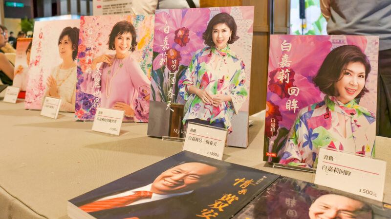 ▲最美麗主持人白嘉莉今天在高雄新光三越左營店10樓開畫展,吸引不少粉絲前來。(圖/記者張忠義攝)