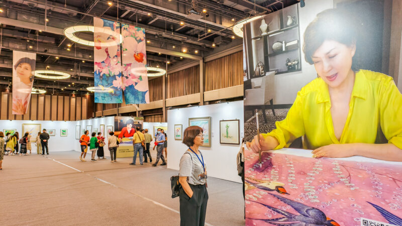 ▲最美麗主持人白嘉莉今天在高雄新光三越左營店10樓開畫展,吸引不少粉絲前來。(圖/記者張忠義攝)