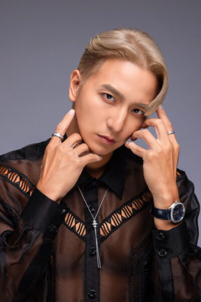 ▲楊奇煜首套紅毯造型以「幾何蕾絲拼接烏干紗」打造層次感，上身的透視襯衫靈感來自歐洲貴族男士常見的蕾絲服飾，搭配皮革寬褲營造低調奢華氛圍。（圖／楊奇煜提供）