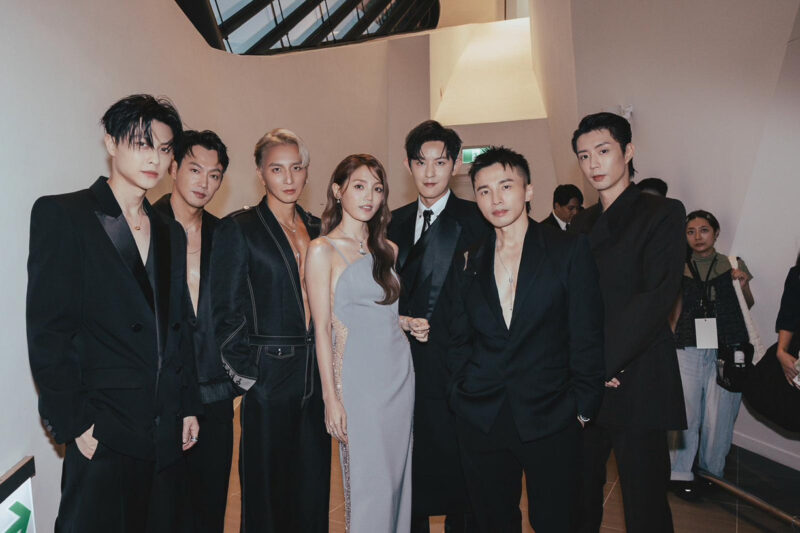 ▲楊奇煜（左三）金鐘紅毯造型以「黑色深V西裝式連身褲」為主軸，設計師將正式西裝概念轉化為連身褲結構，大膽打破男星紅毯「只能穿西裝」的慣例，兼具紳士氣度與前衛時尚感。（圖／楊奇煜提供）