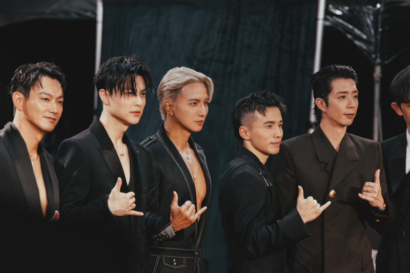 ▲楊奇煜(左三)「黑色深V西裝式連身褲」，運用俐落剪裁與立體版型修飾線條，讓比例更顯完美。（圖/楊奇煜提供）