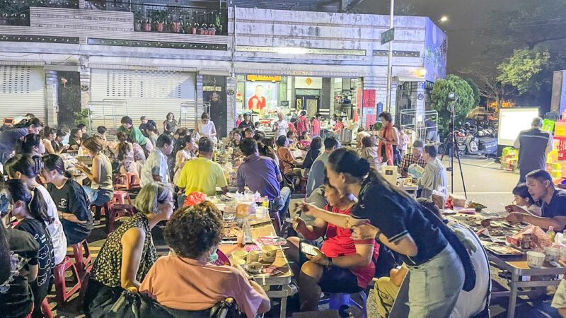 ▲高雄鳳山誠義里千人烤肉場面壯觀。（圖/記者張忠義攝）