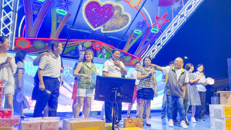 ▲誠義里烤肉敦親睦鄰，大家還可以上台唱歌助興。（圖/記者張忠義攝）