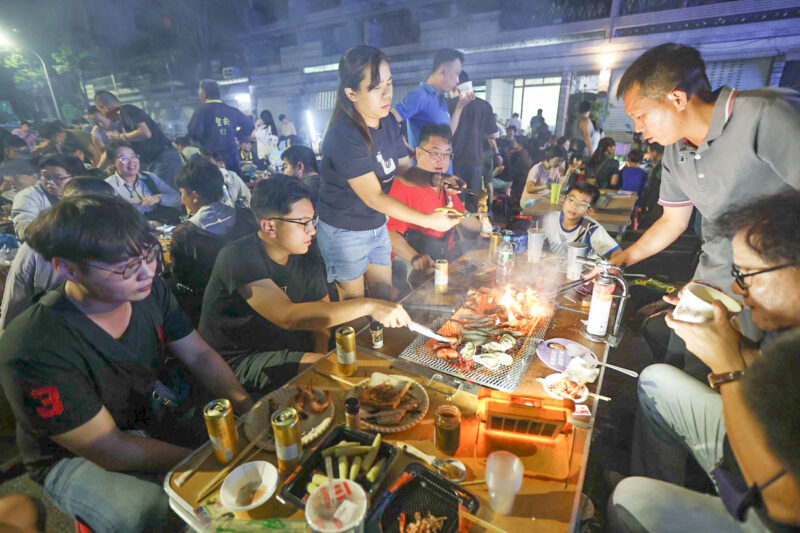 ▲鳳山區誠義里舉辦中秋烤肉活動，現場烤肉香味四溢，十分熱鬧。（圖/記者張忠義攝）