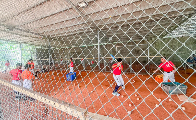 ▲桃源國小少棒隊小將,在修整好的紅土球場練習打擊。(圖/運彩協進會提供)