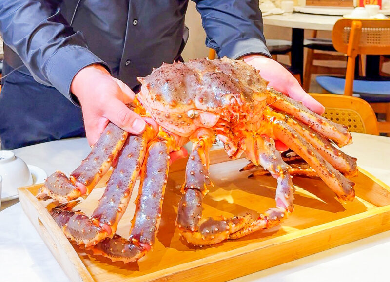 ▲麟粥宮店內主打現撈活體海鮮砂鍋粥，包含紅蟳、波士頓龍蝦、帝王蟹等頂級食材。（圖/麟粥宮提供）