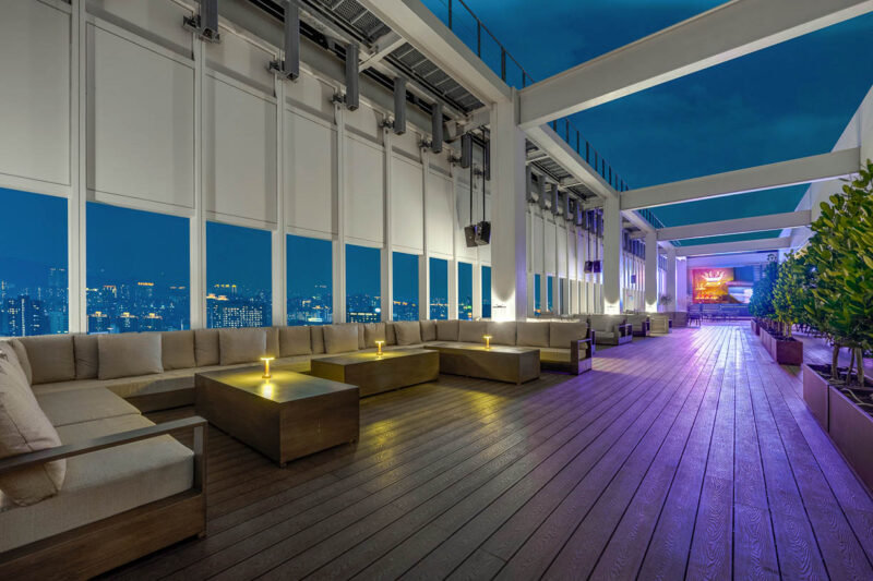 ▲「黑白大廚決戰亞灣之巔」將於10月4日（六）17_30-21_00於27F「BAR KAO泰式餐酒館」及24F「POOL BAR池畔酒吧」雙場域同步登場！活動結合烤肉吃到飽、酒水暢飲與高空賞月DJ派對。（圖/高雄承億酒店提供）