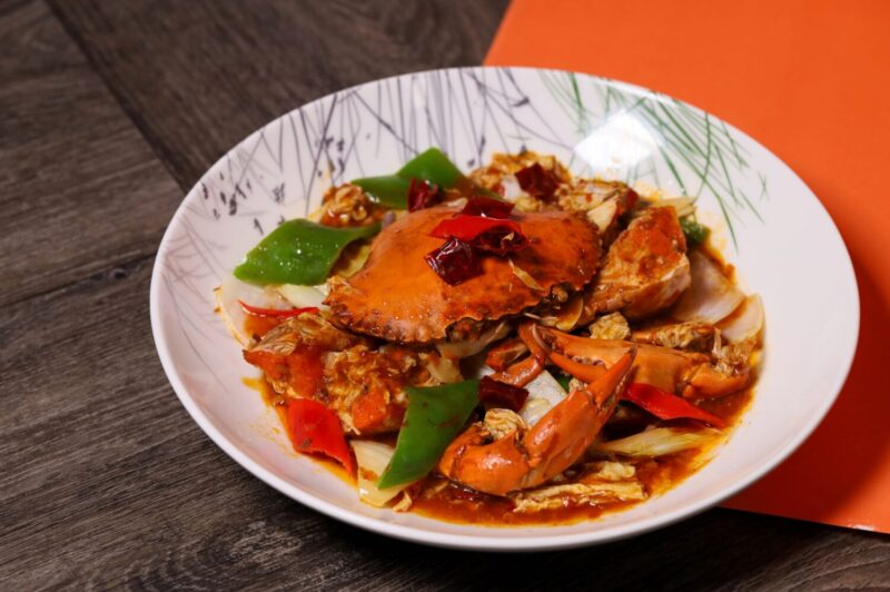 ▲京翠港式飲茶「星洲香辣蟹」以辛香炒料爆香入味，辣中帶甘，令人食指大動。（圖/提高雄萬豪酒店供）