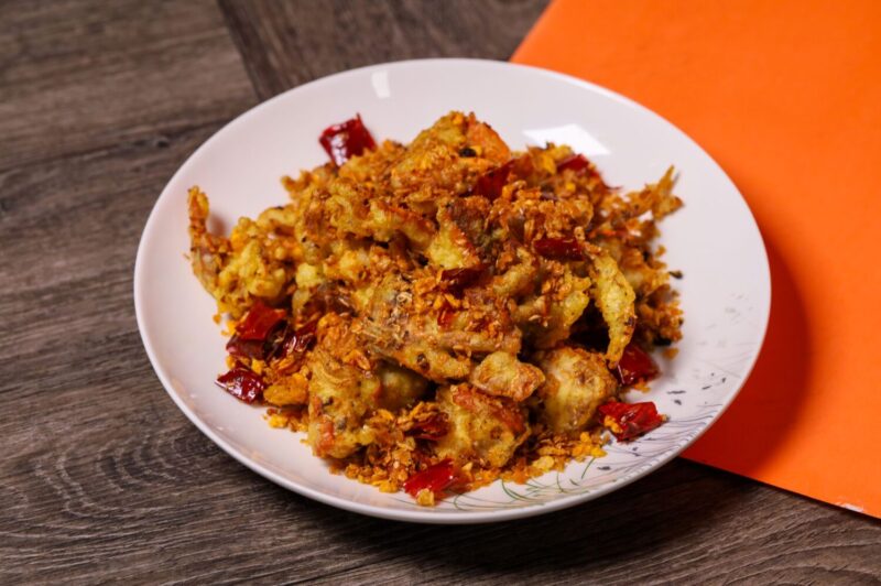 ▲京翠港式飲茶「避風塘軟殼蟹」，以蒜酥香氣與辣椒香襯托蟹香，鹹香惹味。（圖/提高雄萬豪酒店供）