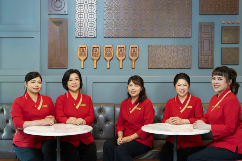 ▲舊振南特邀優良店長，平均年資10年的資深夥伴齊聚一堂，以形象照定格品牌的傳承與凝聚力。（圖/舊振南提供）