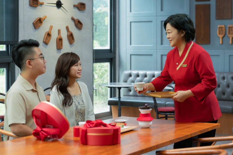 ▲穿上新制服，傳遞百年漢餅品牌的高品質服務，在專業形象與自信中持續發光。（圖/舊振南提供