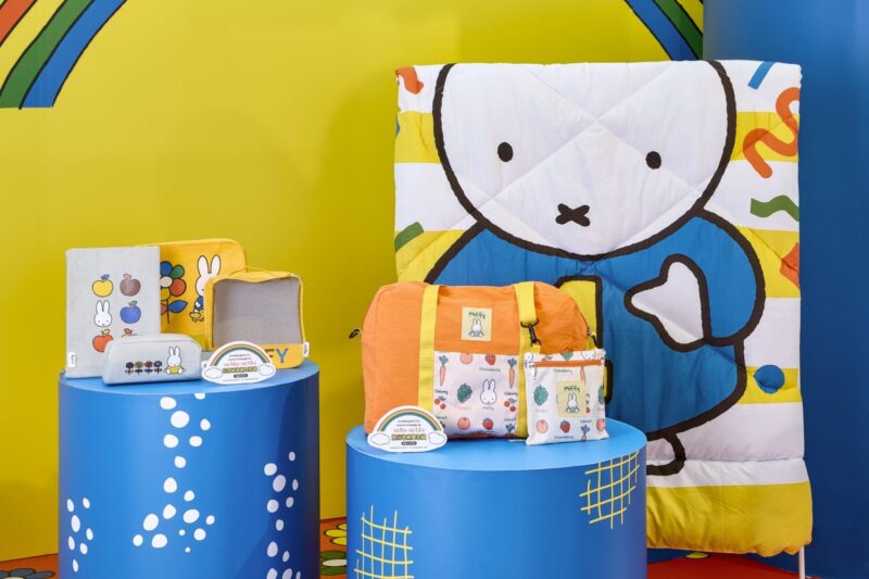 ▲夢時代此檔來店禮攜手Miffy推出旅行收納雙包組、杜邦紙收納四件組；加價購部分則是石墨。（圖/高雄夢時代提供）
