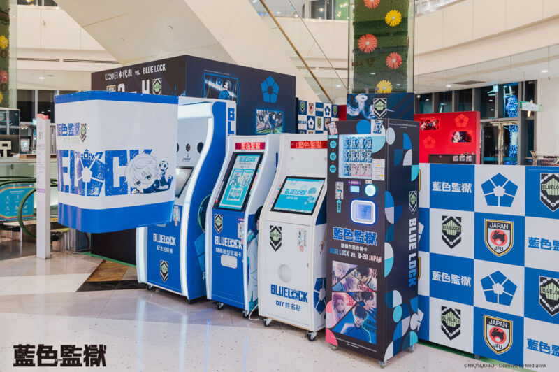 ▲展場設有隨機收藏卡、DIY姓名貼等機台。（圖/高雄夢時代提供）