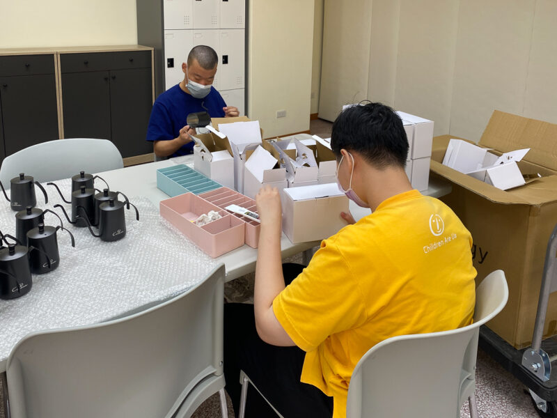 ▲憨兒們進行組裝咖啡禮盒作業活動。(圖/喜憨兒基金會提供)