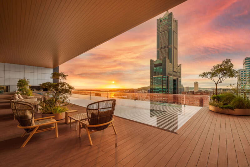 ▲承億酒店24F擁有全台唯一懸挑高空透明無邊際泳池，邀請旅客一同在星空與港灣交織的光影中，享受中秋團圓夜。（圖/高雄承億酒店提供）