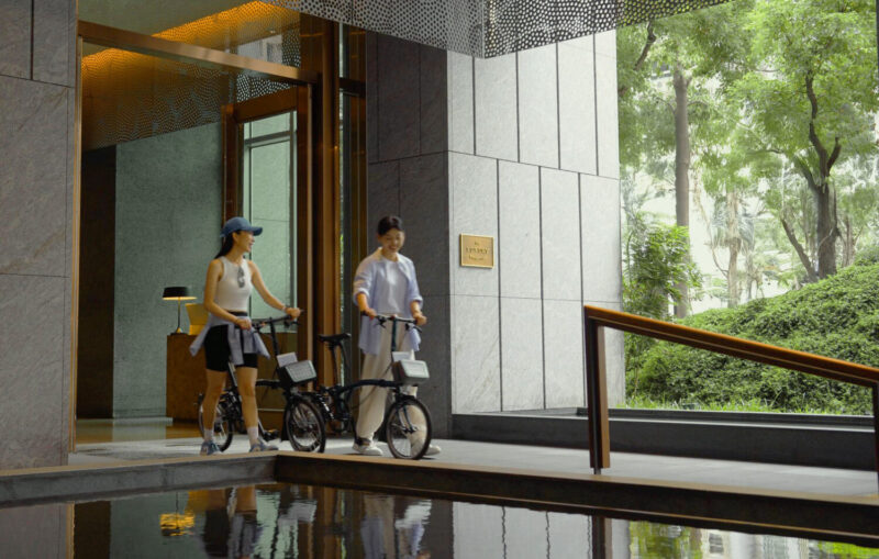 ▲放慢腳步與城市同行，THE AMNIS然一酒店推出Brompton與BMW住房專案。（圖/THE AMNIS然一酒店提供）