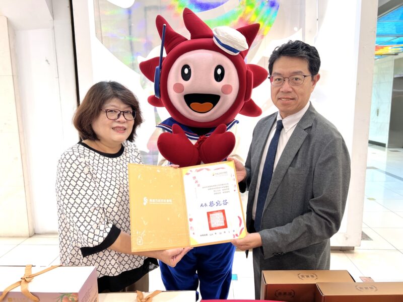 ▲高雄大遠百連續八年舉辦「遠百送暖.中秋團圓」愛心禮盒公益捐贈活動,給有需要的社福團體,讓這個中秋節充滿人情味與幸福感。(圖/高雄大遠百提供)