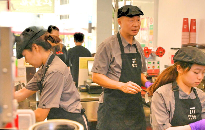 ▲Stan（中）於2017年加入麻古，靠穩健經營與高度品牌認同，Stan一路走出自己的成績。（圖/麻古茶坊提供）