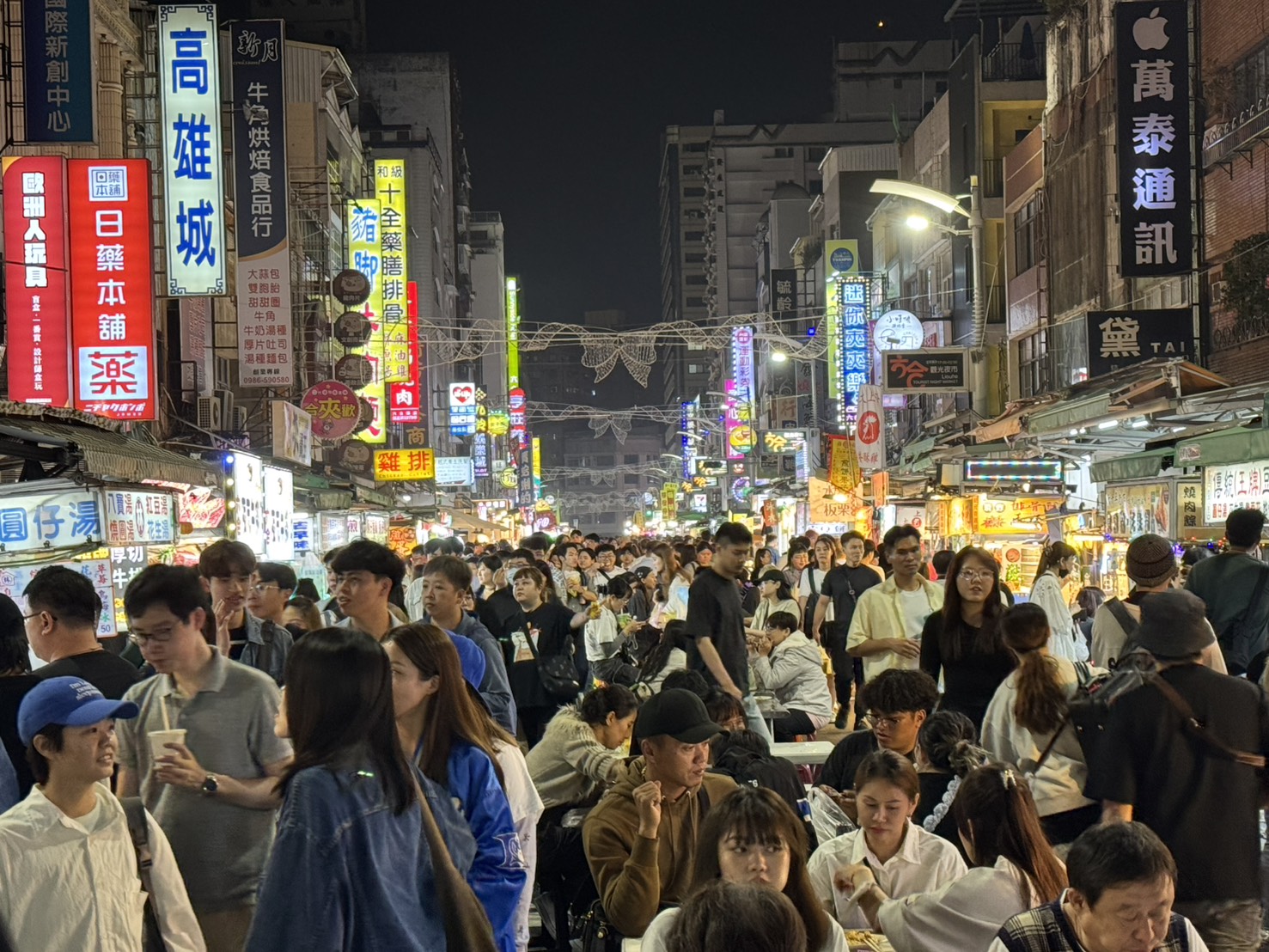 高雄演唱會經濟再發威 湧18萬人潮 攤商驚嘆：人潮前所未見 忙到沒時間喝水