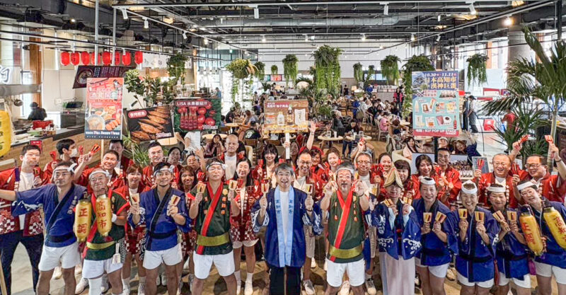 ▲日本高知市市長桑名龍吾，帶領著YOSAKOI當地職人、與百人隊伍，搖擺吶喊跳舞前行，震撼全場。（圖/漢神巨蛋提供）