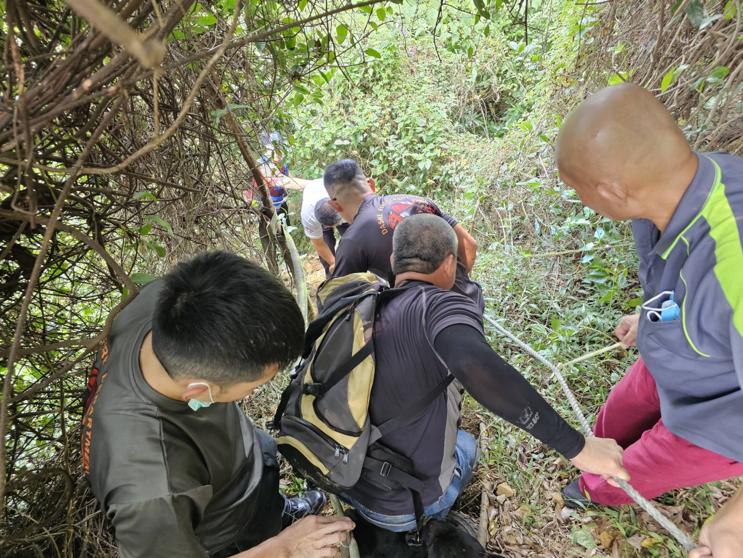 觀音山登山客身體不適　消防大社分隊籃式擔架人力接駁救援